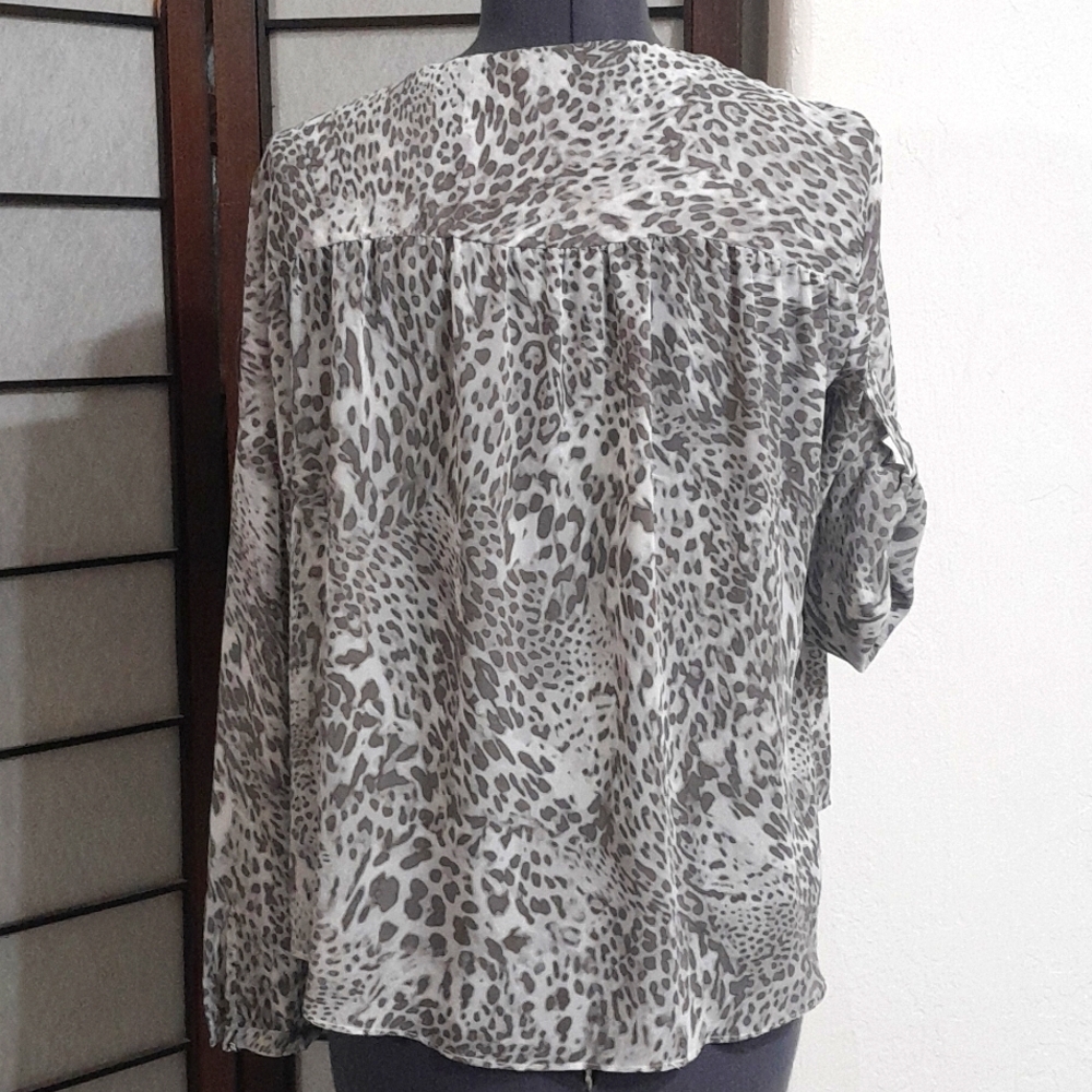 Jennifer Lopez Grey Cheetah Print Long Sleeve Flowy Blouse with Neck Tie Large - Picture 5 of 6